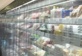 店舗の電気代を賢くカット！ ショーケース用スリットカーテンのご紹介