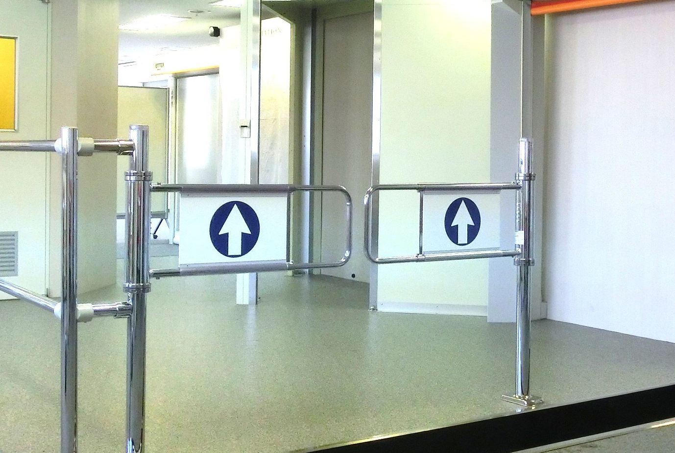 レーダープリディクトプラス｜後付けできるAI側方衝突警報システム | ジャパン・トゥエンティワン株式会社  レーダー自動感知入口一方通行スイングゲート、衝突防止機能付き一方通行センサー入口バリア、ステンレススチール製、90°オープン、スーパ